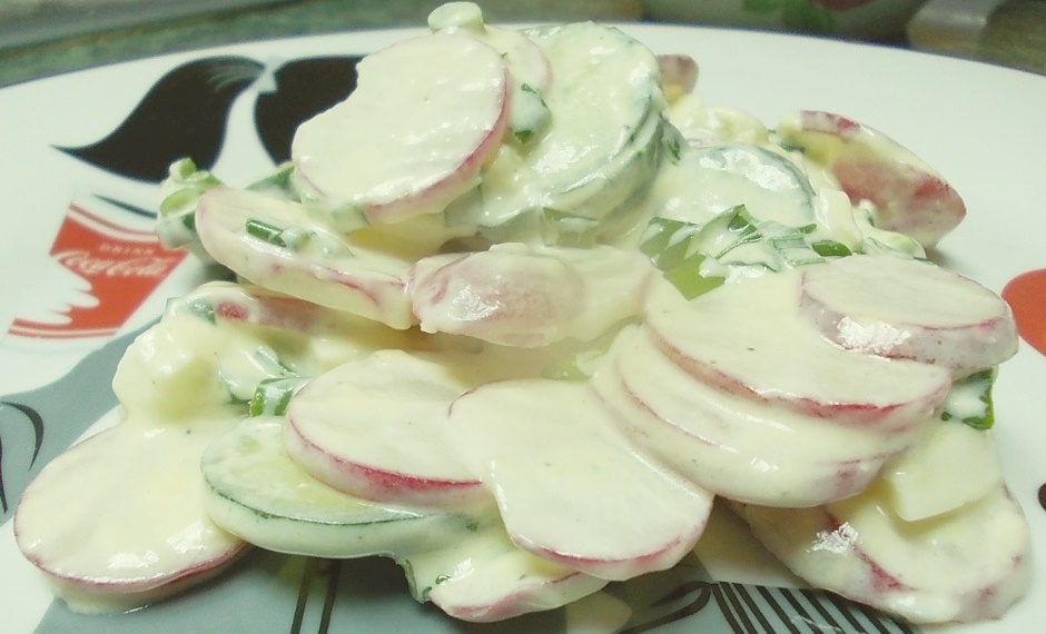 Свежий салат в чесночно-сметанном соусе