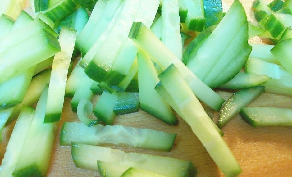 Салат из свежих овощей с сухариками