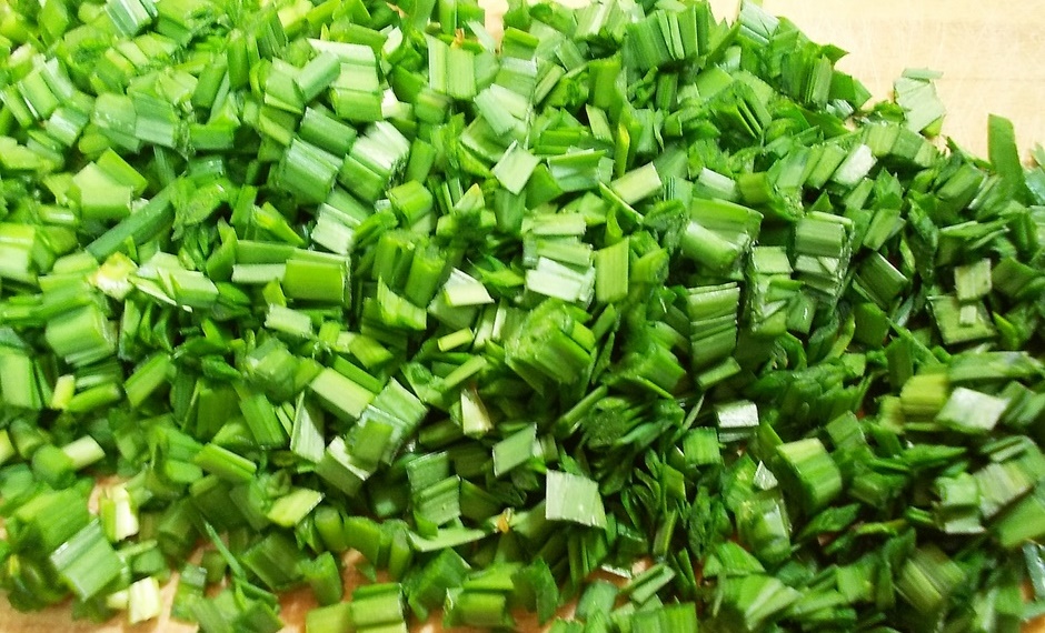 Свежий салат с зеленым чесноком