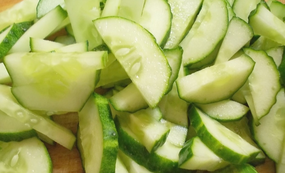 Свежий салат с зеленым чесноком
