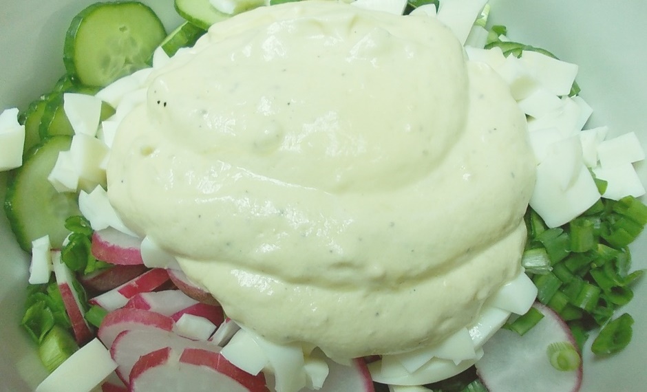 Свежий салат в чесночно-сметанном соусе