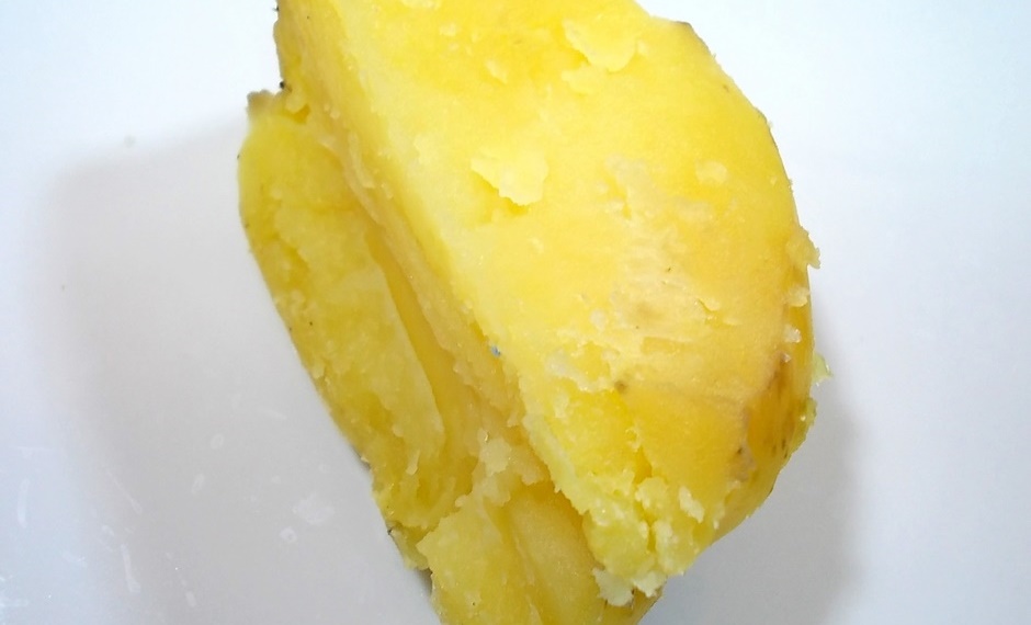 Картофель печеный с маслом и сыром