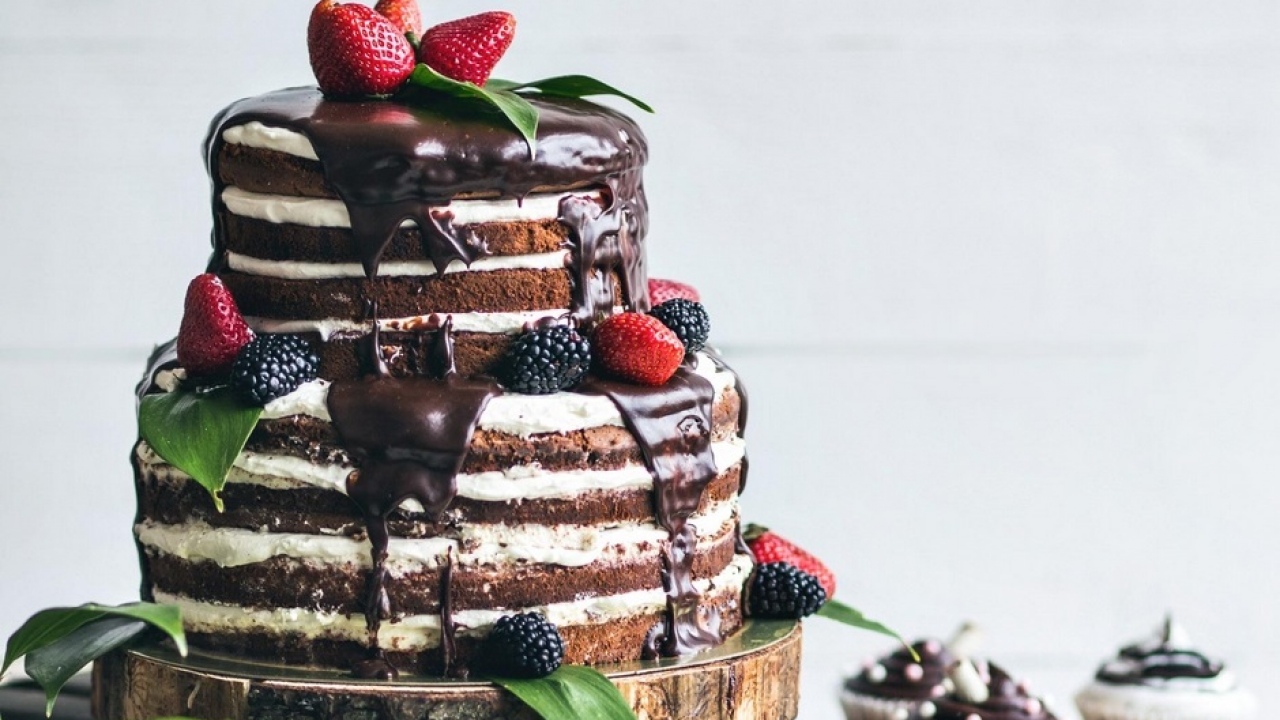 Как украсить торт шоколадом узором и конфетами