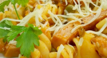 Макароны с колбасой и сыром