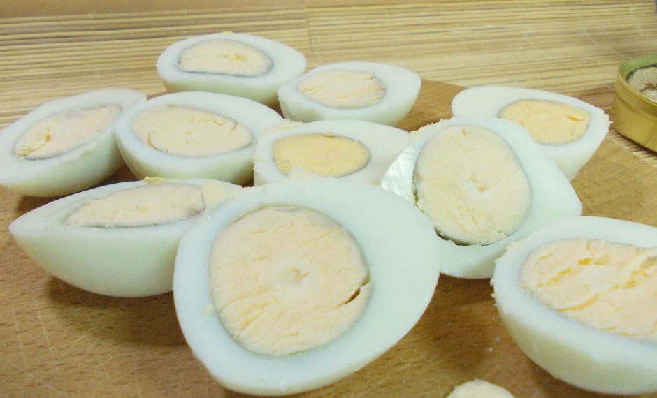 Яйца фаршированные шпротами